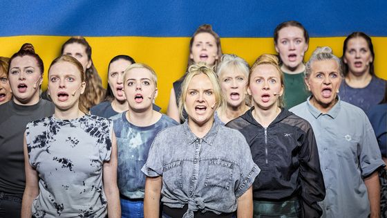 Le groupe de femmes ukrainiennes, biélorusses et polonaises qui chantent pour résister dans "Mothers, a song for Wartime." au Festival d'Avignon 2024