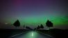 Hellgrün und ein wenig rötlich leuchten Polarlichter am Nachthimmel im Landkreis Märkisch-Oderland in Ostbrandenburg. Die Nordlichter (Aurora borealis) werden durch eine Wolke elektrisch geladener Teilchen eines Sonnensturms in der Erdatmosphäre erzeugt. (Quelle: dpa/Pleul)