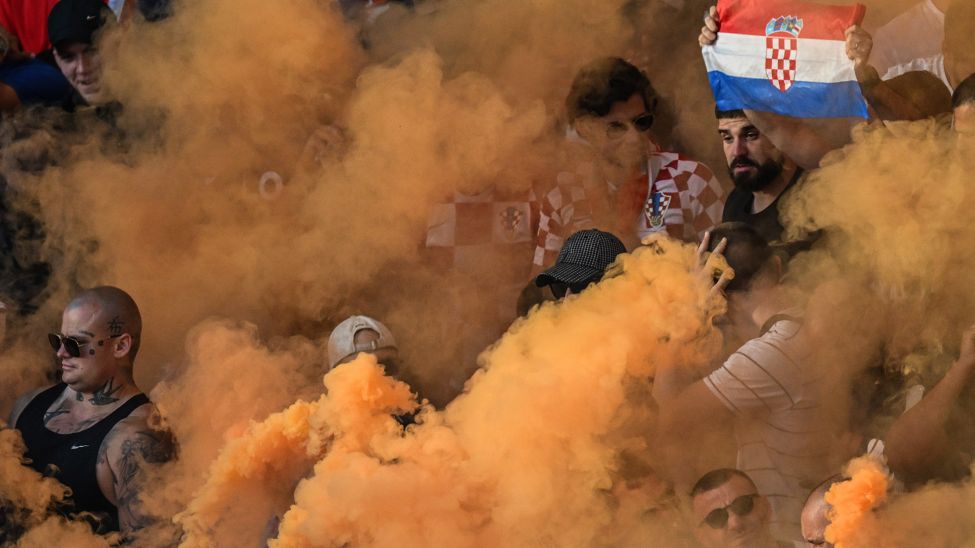 Kroatische Fans in orangenem Nebel im Olympiastadion Berlin.(Quelle:picture alliance/dpa/S.C.Gollnow)