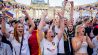 Deutschland-Fans jubeln am 19.06.2024 beim Public Viewing in der Fanzone am Reichstagsgebäude als das 2:0 für Deutschland fällt. (Quelle: dpa/Christoph Soeder)