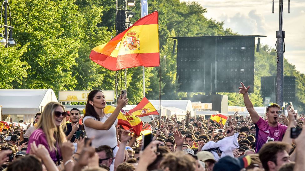 Spanische Fans jubeln am 14.07.2024 ausgelassen auf der Fanzone am Brandenburger Tor (Quelle: imago images/Daniel Lakomski)