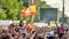 Spanische Fans jubeln am 14.07.2024 ausgelassen auf der Fanzone am Brandenburger Tor (Quelle: imago images/Daniel Lakomski)