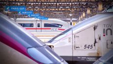 Mehrere Schnellzüge, darunter ein ICE der Deutschen Bahn, stehen am Pariser Gare de l'Est, 16.02.2022 (Quelle: dpa / Peter Schatz).