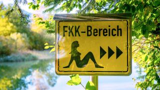 Symbolbild: Schild zum FKK Bereich an einem See, aufgenommen am 11.10.2019 in Bayern. (Quelle: dpa/vizualeasy)