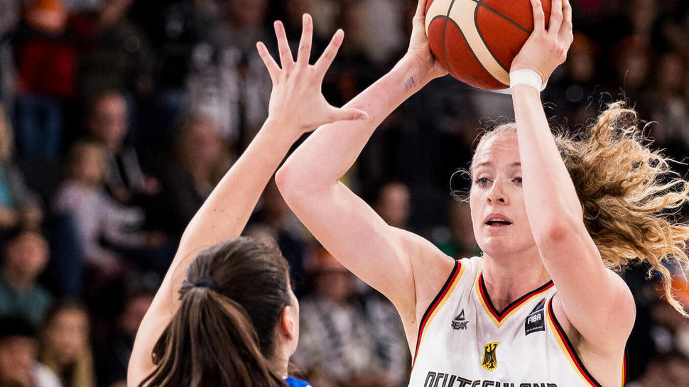 FIBA Women’s EuroBasket Qualifier, Deutschland - Italien; 12.11.2023 Sara Madera (Italien, 14), Marie Guelich (Deutschla