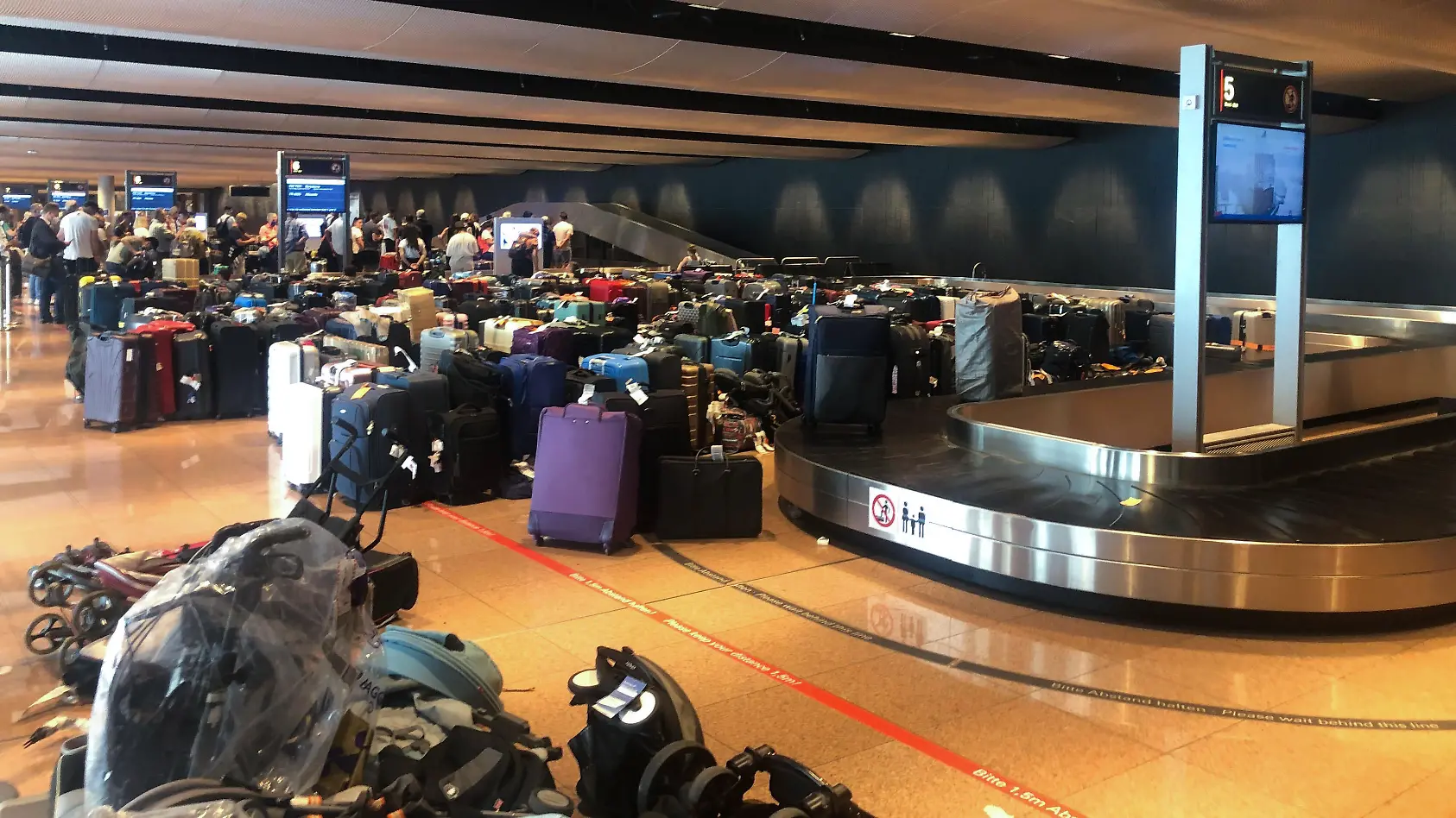 Koffer stauen sich am Flughafen
