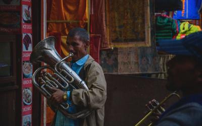 Wereldmuziek: oudere Nepalese muzikant speelt op een euphonium.