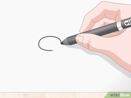 Step 1 Zeichne ein abgeflachtes Oval in die Mitte deines Blattes, um die Nase darzustellen.