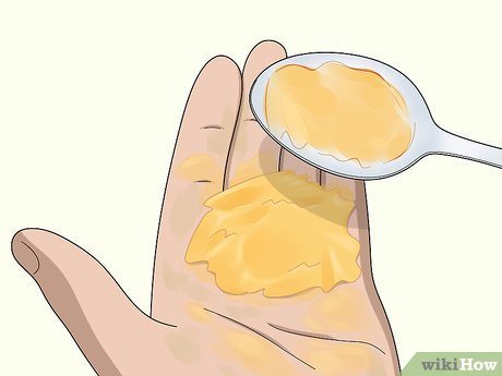 Step 2 Colócate una cucharada de mantequilla de maní en las manos.