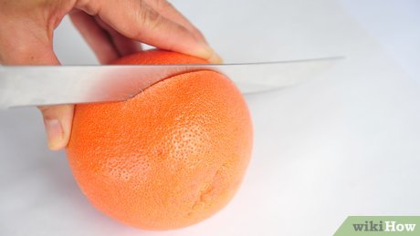 Step 1 Halbiere die Grapefruit mit einem kleinen Messer.