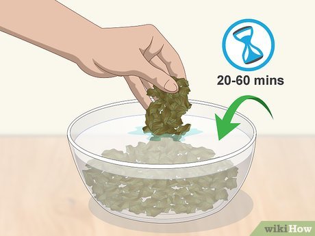 Step 6 Como opção, deixe a cannabis de molho na água por 20 a 60 minutos antes de assar.