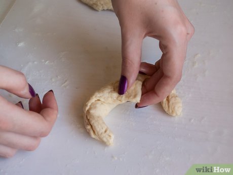 Step 5 Roulez un triangle de pâte en croissant.