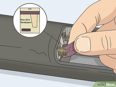 Step 4 Reinige die elektrischen Kontakte mit Schleifpapier mit 150er Körnung.