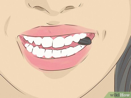Step 4 Nimm den Kern zwischen die Zähne.