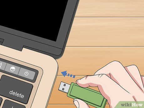 Step 3 Schließe einen USB-Stick an deinen Computer an.