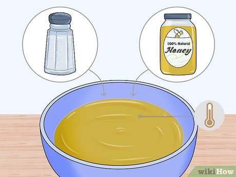 Step 6 Prepara un baño usando agua tibia, sal y miel para obtener una limpieza que sea naturalmente suavizante.