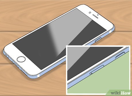 Step 2 Mache deine SIM-Karte auf der Seite oder Rückseite deines Handys ausfindig.