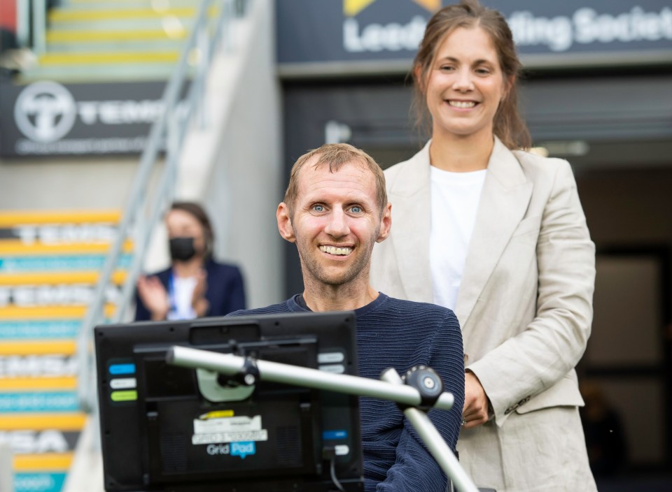 Burrow pitchside with his wife in 2021