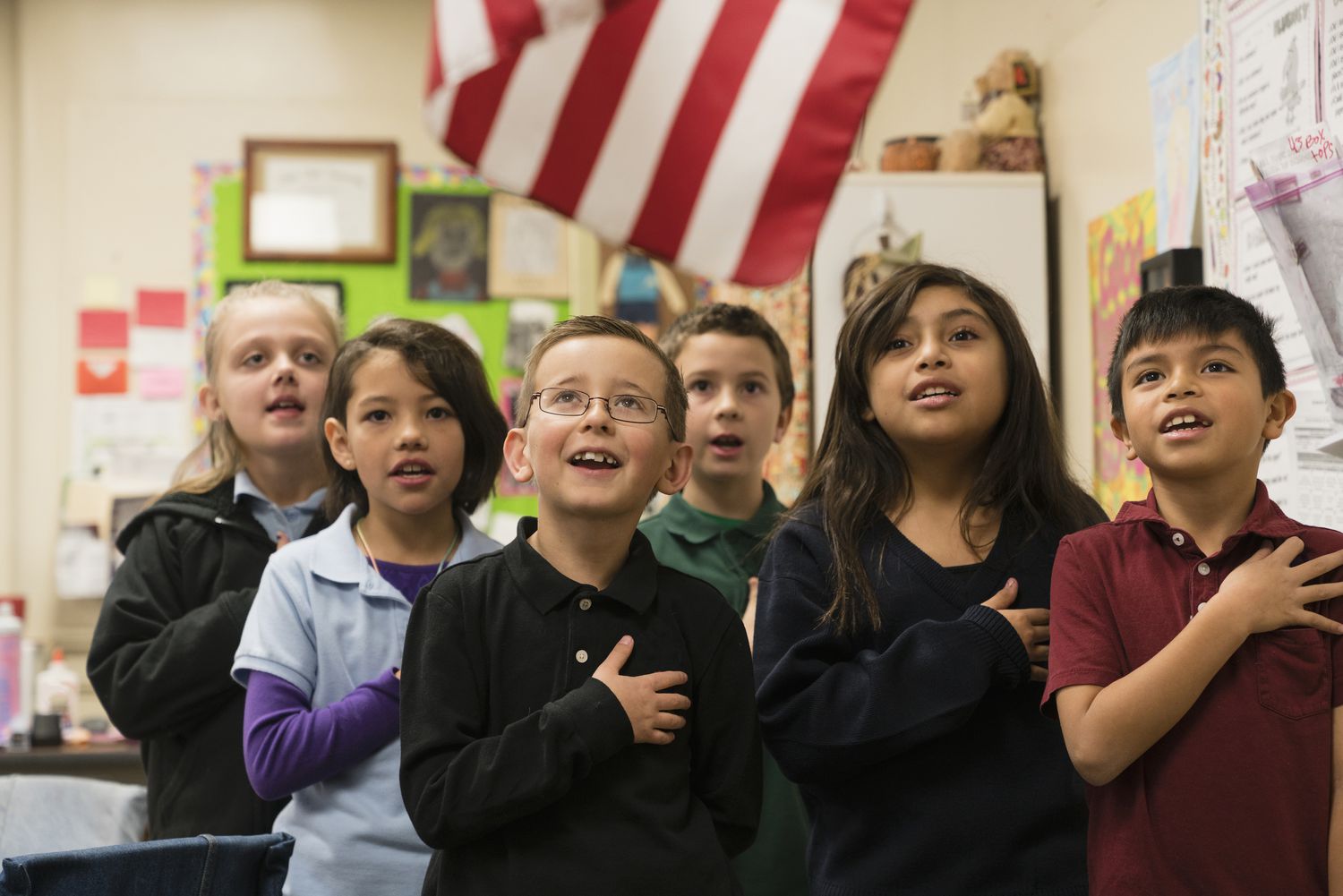 A group of elementary students saying the Pledge of Allegiance