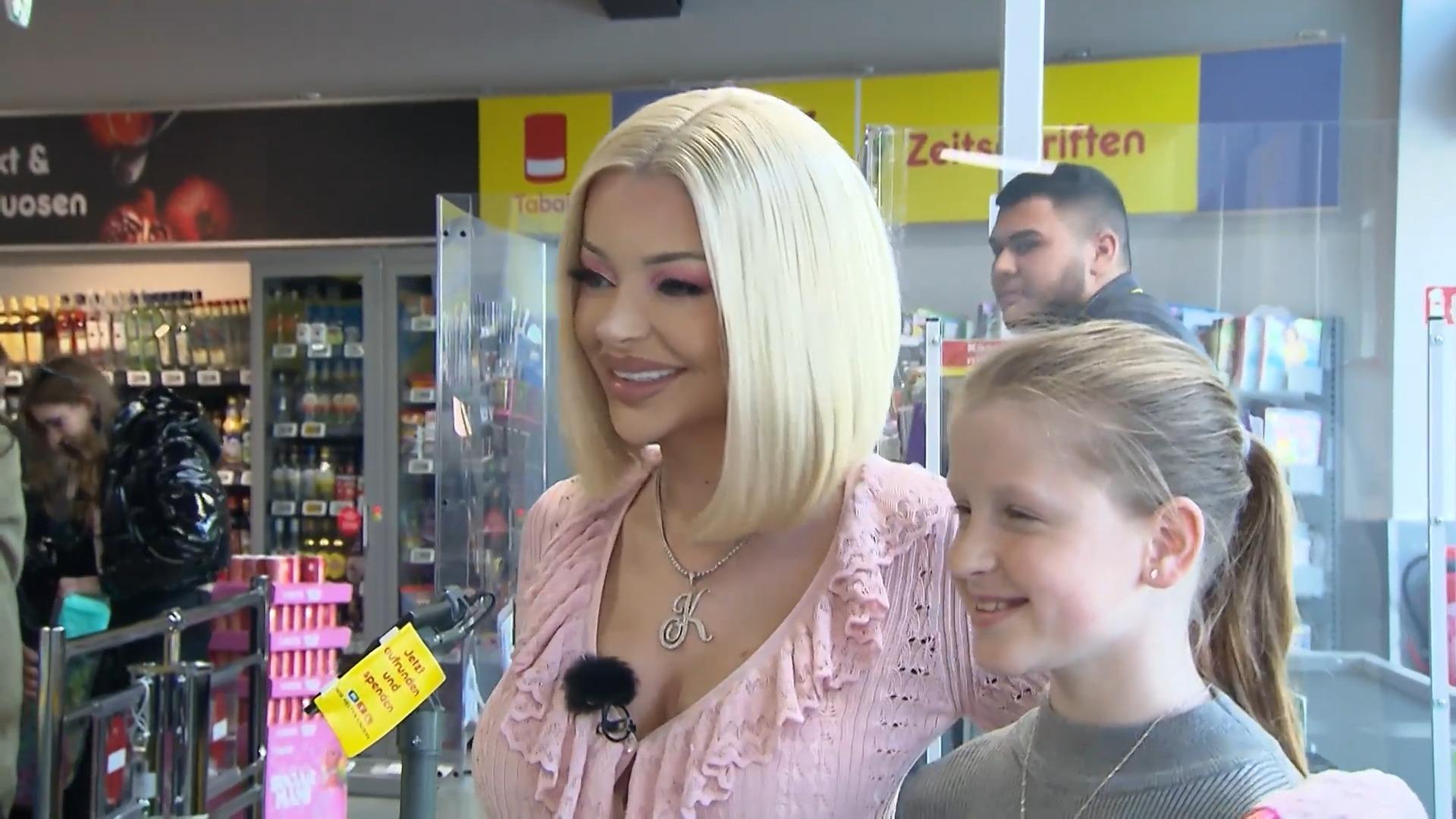 Katja Krasavice an der Netto-Kasse Mit High Heels und Gelnägeln