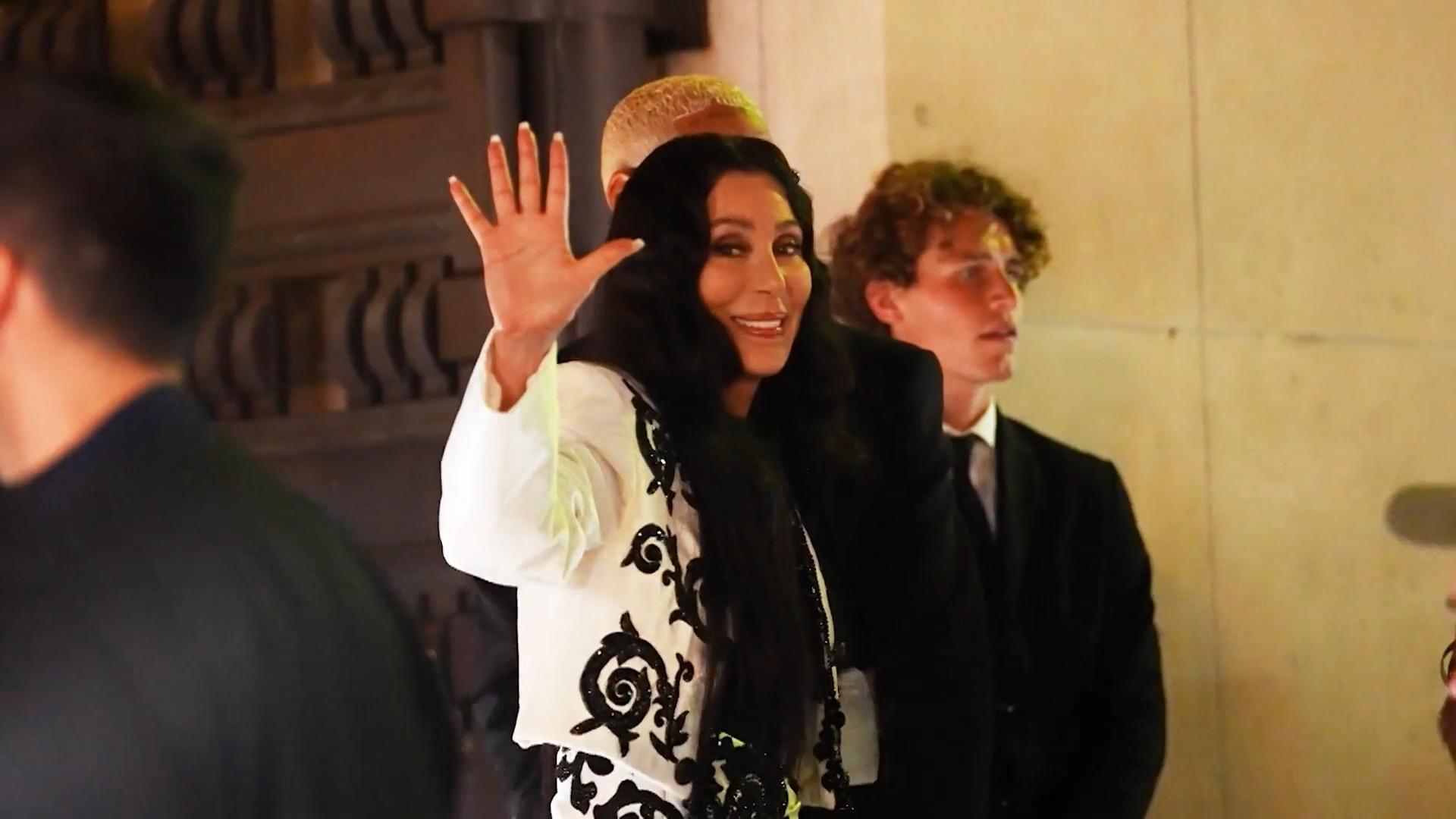 Cher lacht mit Liebes-Comeback Kidnapping-Schlagzeilen weg! Auftritt auf der Milan Fashion Week