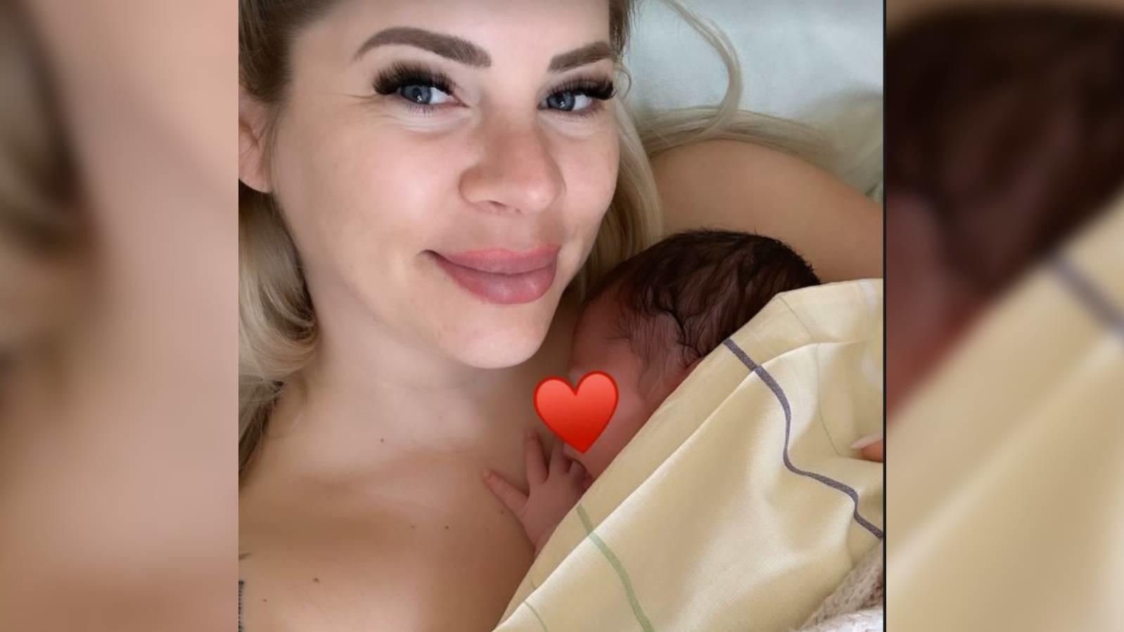 Jenny Frankhauser mit Baby im Arm