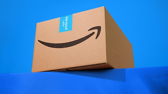 Bild einer Karton mit dem Amazon-Smile auf blauem Hintergrund