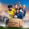 Die UEFA Champions League bei Prime Video: Zu sehen ist ein Fußballpokal neben einem Paket mit Aufdruck "prime video". Aus dem Paket schauen Fußballspieler und Moderatoren.