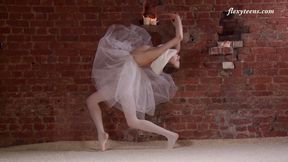 Naughty ballerina Ksyuha Zavituha exposes her seductive body