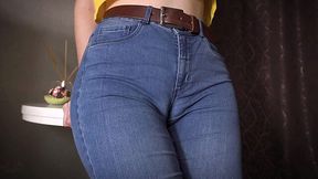 Tight blue jeans hug sexy MILF's big cameltoe!