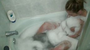 Busty MILF Leeanna's sexy bubble bath