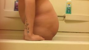 Amateur Girl Bath Fun Time