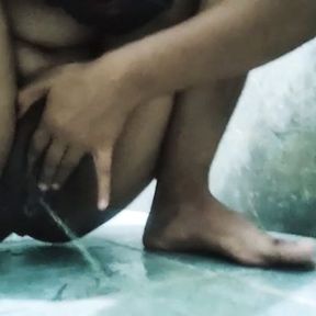 Mallu girl pissing for boyfriend