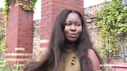 Ersties - Single-Frau Sharon aus Bielefeld verwhnt ihre rasierte Muschi leidenschaftlich