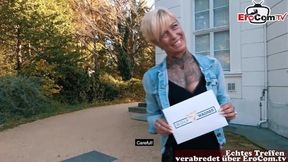 Dünne deutsche blondine wird verkuppelt beim blind date