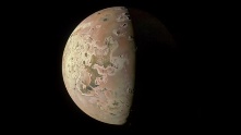木星の衛星イオの火山活動　太陽系の初期から続くと判明