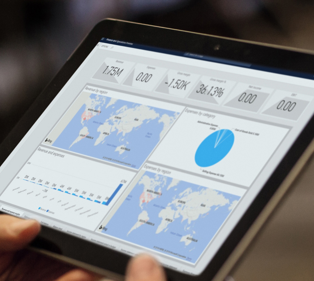 Eine Person, die ein Tablet hält, auf dem Analysediagramme anzeigt werden, einschließlich Karten und Diagramme, die globale Datenmetriken widerspiegeln.