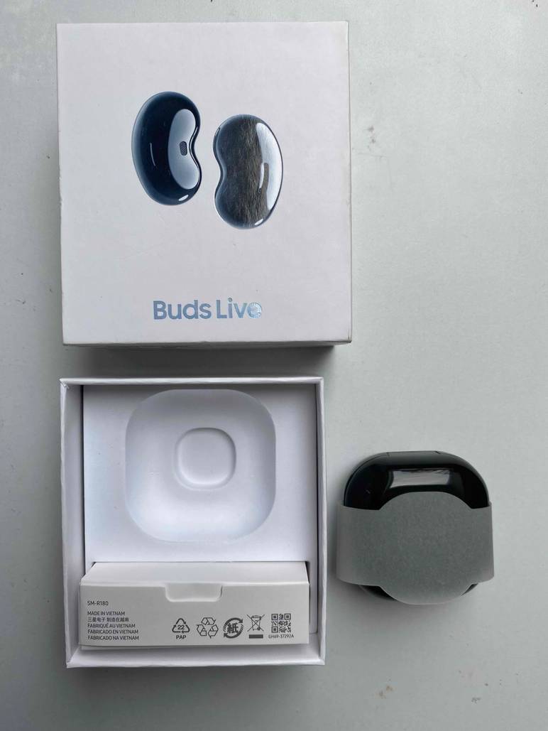 Bluetooth Kopfhörer Verpackung offen und Kopfhörer auf heller Oberfläche