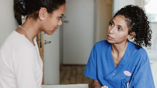 Frauen öffnen sich zu schambehafteten Themen schneller, wenn sie mit einer Ärztin sprechen. Doch sinkt deswegen das Sterberisiko?