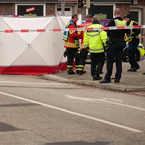 Polizisten sperren Unfallort ab