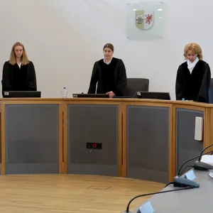 Im Landgericht beginnt mit dem Einzug des Gerichts der Prozess im Fall des getöteten sechjährigen Joel in Pragstorf bei Neubrandenburg. (Archivlbild)