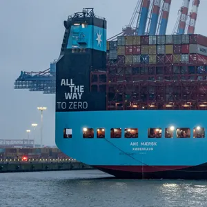 Das weltweit erste große Methanol-Containerschiff, die „Ane Maersk“ der Reederei Maersk, legt am Eurogate-Containerterminal im Hamburger Hafen an.