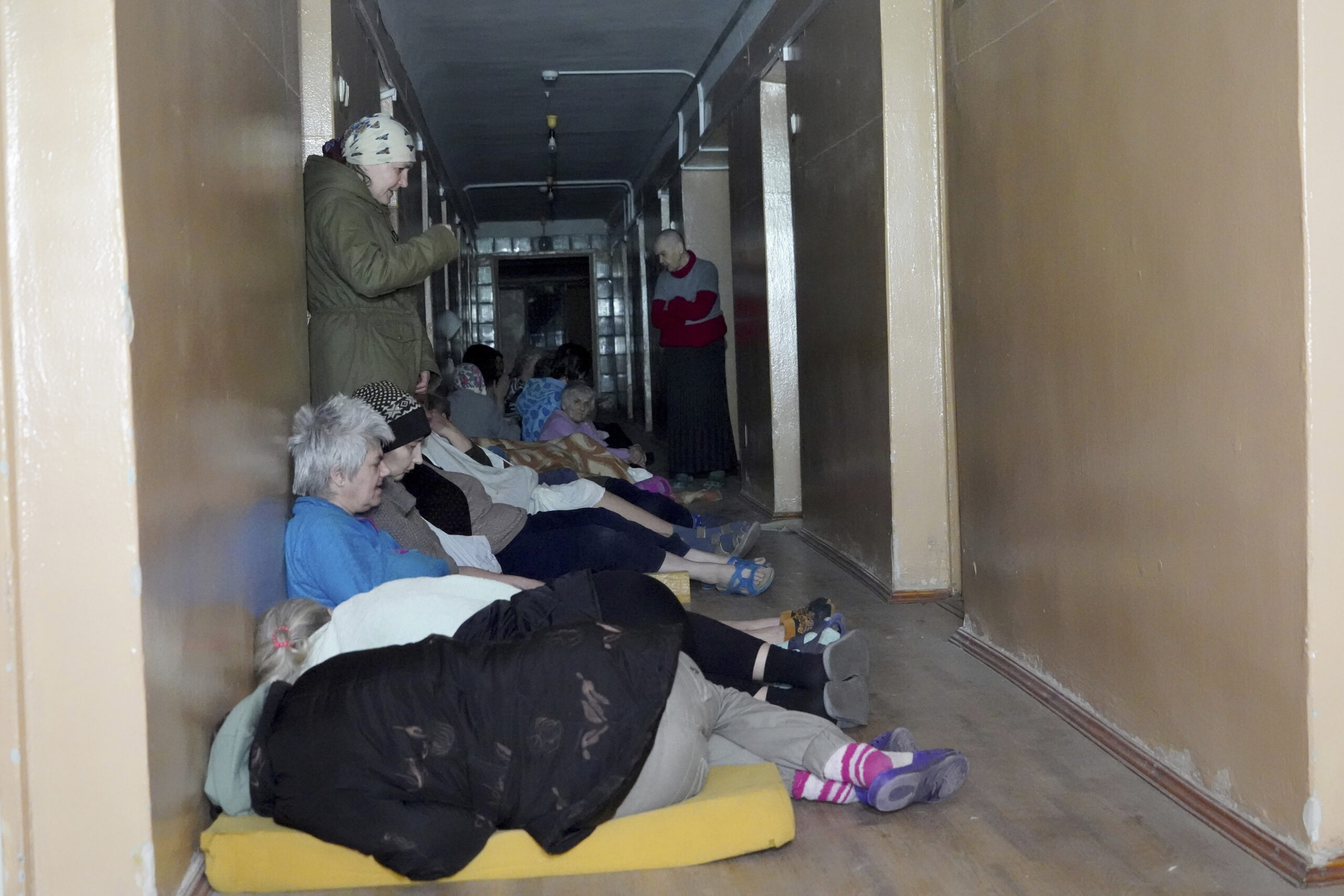 Patienten suchen Schutz nach einem russischen Angriff auf eine psychiatrische Klinik in Charkiw.