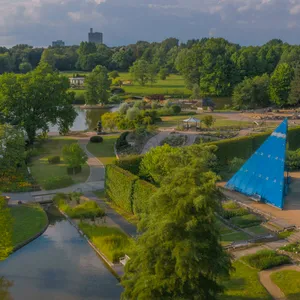 Blick über den Botanischen Garten: Auf einem Parkplatz daneben sollen Geflüchtete unterkommen, doch das wollen erzürnte Anwohner verhindern.