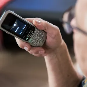 Älterer Mann mit Telefon