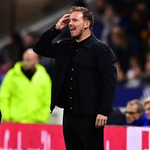 Bundestrainer Julian Nagelsmann mit einer Hand am Kopf an der Seitenlinie.