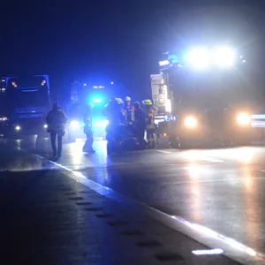 Einsatzkräfte der Feuerwehr sind auf der A24 im Einsatz