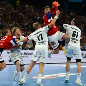 Zoran Ilic beim Sprungwurf gegen den THW Kiel