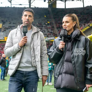 Sami Khedira und Laura Wontorra beide mit DAZN-Mikrofon in der Hand im Signal-Iduna-Park.