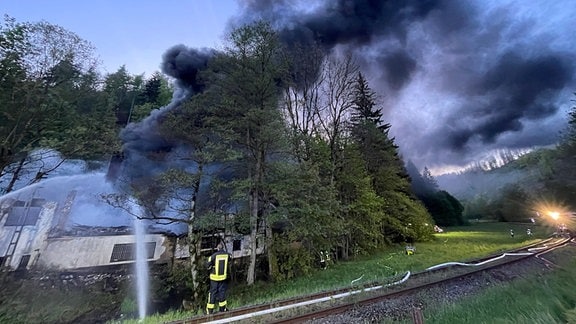 Bei dem Feuer im alten Sägewerk bei Leutenberg bildete sich starker Rauch.